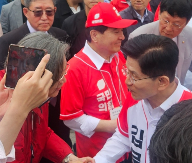 이수정(왼쪽) 국민의힘 경기 수원정 당협위원장이 김문수 국민의힘 대선 후보와 악수하는 모습 (사진, 이수정 위원장 SNS)