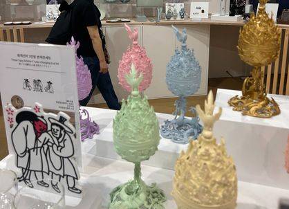 오사카·간사이 엑스포의 ‘한국 주간’에 설치된 ‘뮷즈’ 홍보부스에 백제 금동대향로 미니어처 등이 진열돼 있다. 강혜란 기자