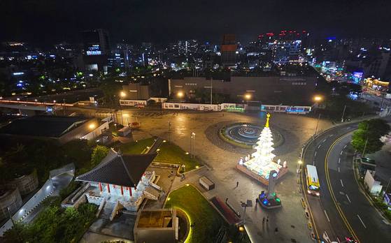 광주 ‘전일빌딩245’ 옥상 ‘전일마루’에서 내려다본 5·18민주광장. 사진 왼쪽에 어둡게 보이는 체육관 건물이 ‘상무관’이다. 5·18 당시 희생자들의 주검을 임시 안치했던 곳으로 『소년이 온다』에서 주인공 ‘동호’가 상무관에서 일을 한다.
