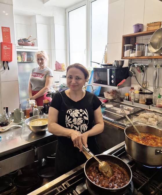 15일 폴란드 한 식당에서 요리 중인 타냐 코르부착(오른쪽)과 이리나 니블리차. 박현준 기자