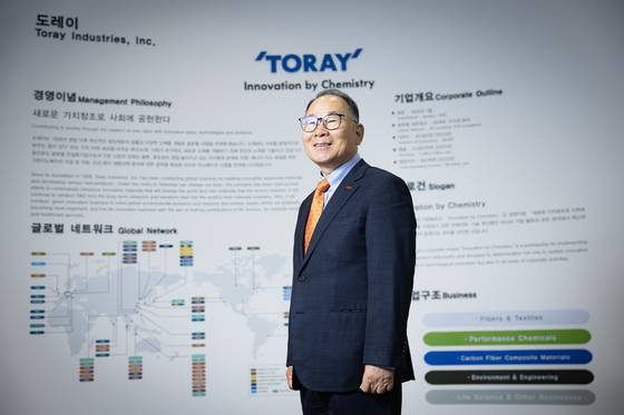 이영관 전 도레이첨단소재 회장이 서울 마곡에 있는 연구개발센터 내 전시관을 둘러보고 있다. 전민규 기자