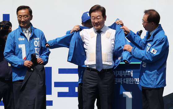 제21대 대통령선거 공식 선거운동 첫날인 지난 12일 더불어민주당 이재명 후보가 서울 종로구 청계광장에서 열린 출정식 및 첫 유세에서 방탄복 위에 선거운동복을 입고 있다. 김성룡 기자