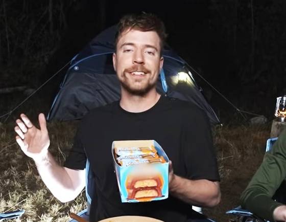 유튜버 '미스터 비스트'가 멕시코 마야 문명을 소개하는 콘텐트에서 자신의 초콜릿 브랜드 신제품을 홍보하는 모습. 사진 유튜브 영상 캡처