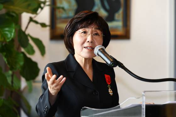 최정화 한국이미지커뮤니케이션연구원(CICI) 이사장이 15일 주한프랑스 대사관에서 레지옹 도뇌르 오피시에 훈장을 받은 뒤 인사말을 하고 있다. 김종호 기자