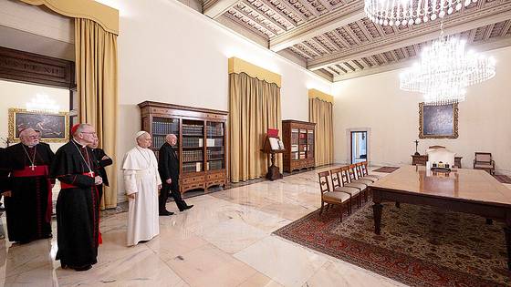 11일(현지시간) 바티칸 사도궁 내 교황 아파트 둘러보는 레오 14세 교황. 로이터=연합뉴스