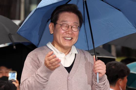 민심을 청취하는 '경청 투어'에 나선 이재명 더불어민주당 대선후보가 지난 9일 경북 고령군 대가야역사공원에서 즉흥연설을 하고 있다. 뉴시스