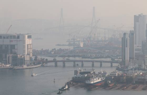 지난 1월 부산 서구 부산항 전망대에서 바라본 부산 북항 일대. 연합뉴스