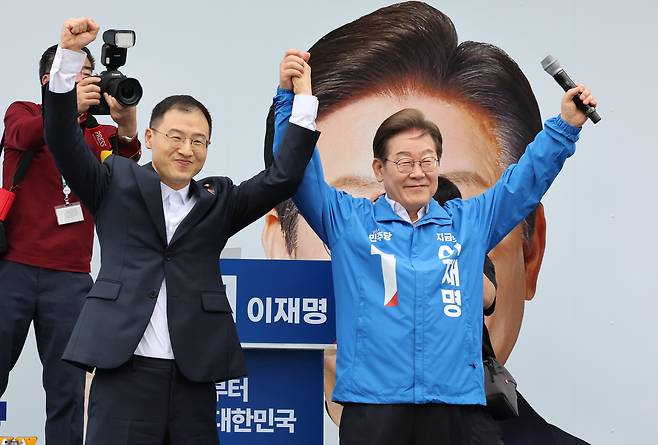 이재명 더불어민주당 대선 후보가 16일 전북 익산역 동부광장 유세에서 김상욱 무소속 의원과 함께 손을 들어 인사하고 있다. 김성룡 기자