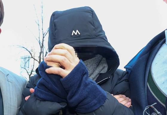 지난해 1월 서울 서초구 서울중앙지방법원에서 중국에 반도체 기술 유출한 삼성전자 전 수석연구원이 구속 전 피의자 심문(영장실질심사)를 마친 뒤 법원을 떠나고 있다. 연합뉴스