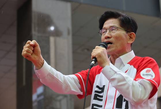 국민의힘 김문수 대선 후보가 16일 충북 청주시 올리브영 청주타운 앞에서 집중 유세를 하고 있다. 연합뉴스