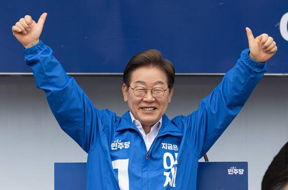 더불어민주당 이재명 대선후보가 16일 전북 군산시 구 시청광장에서 열린 유세에서 지지를 호소하고 있다. 연합뉴스