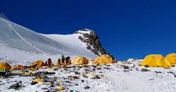 에베레스트 캠프4에 흩어져있는 쓰레기들. 연합뉴스