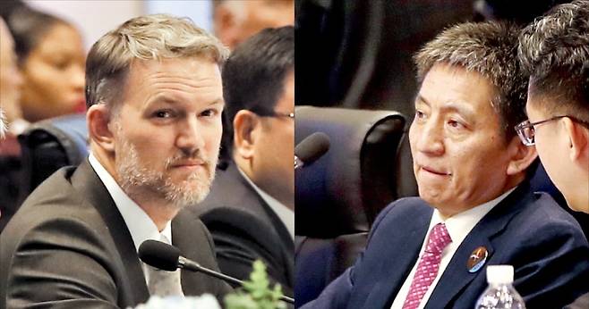 < 제주 찾은 美·中 관세협상 주역 > 미·중 양국 관세 협상 주역인 제이미슨 그리어 미국무역대표부(USTR) 대표(왼쪽)와 리청강 중국 상무부 국제무역담판대표 겸 차관이 15일 제주에서 열린 아시아태평양경제협력체(APEC) 통상장관회의에 참석했다. ﻿  /뉴스1