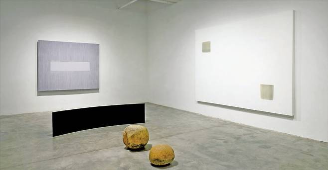 지난 5일 미국 뉴욕 티나킴갤러리에서 개막한 ‘한국 현대미술의 형성’ 전시. 박서보의 ‘묘법’ 시리즈와 이우환의 ‘점으로부터’, 관계항 설치 작품 등이 함께 놓였다.  /티나킴갤러리 제공