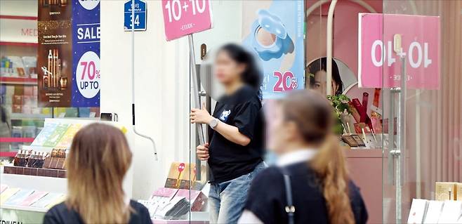 정부가 비숙련 외국인 근로자 채용을 허용한 지 3년이 됐지만 까다로운 고용 규제 등으로 사업주들이 고용허가제를 활용하지 않는다는 지적이 제기된다. 15일 서울 중구 명동거리에서 한 외국인이 광고판을 드는 아르바이트를 하고 있다. 김범준 기자