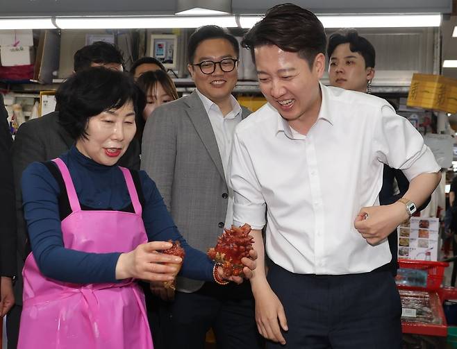 개혁신당 이준석 대선 후보가 14일 부산 자갈치시장을 방문해 시민과 인사를 나누고 있다. /연합뉴스