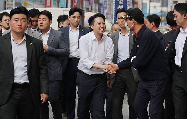 개혁신당 이준석 대선 후보가 14일 부산 자갈치시장을 방문해 시민과 인사를 나누고 있다. /연합뉴스