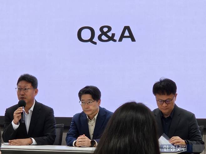 SK텔레콤 김희섭 PR실장(왼쪽부터), 임봉호 SK텔레콤 MNO 사업부장, 류정환 SK텔레콤 인프라전략기술센터담당(부사장)이 16일 오전 삼화빌딩에서 열린 '일일 브리핑'에 참석해 질의응답을 하고 있다. 사진=박수빈 기자