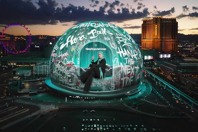 사진은 하나금융그룹이 미국 라스베이거스에서 그룹의 새로운 광고 모델 지드래곤과 함께 선보인 글로벌 프로젝트 '원 스피릿, 원 팀(One Spirit, One Team' 광고 캠페인. 광고 캠페인이 미국 라스베이거스 소재 세계 최대 규모의 몰입형 LED 돔 '스피어'에서 송출되고 있다. 사진=뉴스1