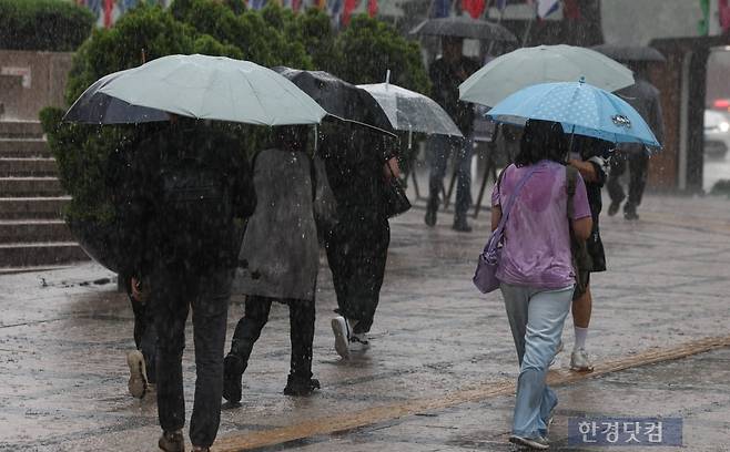 서울 세종대로 인근에서 시민들이 우산을 쓴 채 이동하고 있다. 사진=임형택 기자