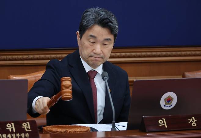 이주호 대통령 권한대행 부총리 겸 교육부장관이 지난 13일 서울 종로구 정부서울청사에서 열린 국무회의에서 의사봉을 두드리고 있다. 사진=이승환 한국경제신문 기자