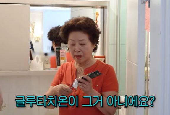 선우용여가 협찬 받은 LG생건 치약 제품(죽염 메디케어 글루타치온) 사용 모습을 유튜브 동영상에서 보여주고 있다. 유튜브 동영상 갈무리.