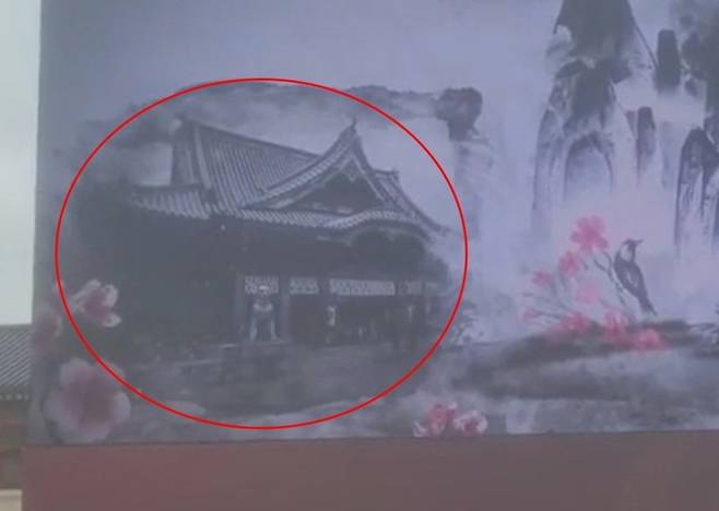 15일 오후 경복궁 흥례문 특설무대에서 열린 ‘세종대왕 나신 날’ 기념식 리허설 현장에 방영된 영상 중 일본 도쿄의 ‘간다신사’의 사진이 등장해 논란이 일었다. 서경덕 교수 SNS 캡처