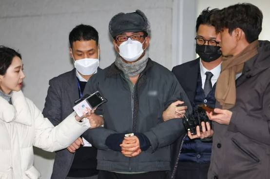 ‘12·3 비상계엄’ 기획에 관여한 혐의로 구속된 노상원 전 국군정보사령관이 지난해 12월24일 오전 서울 은평구 서울서부경찰서에서 검찰로 송치되고 있다. 연합뉴스