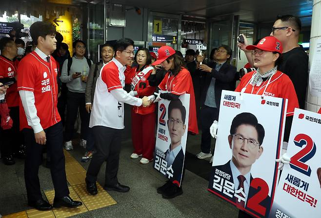 People Power Party presidiental candidate Kim Moon-soo greets the party's campaigners at Sindorim Station in Guro District, western Seoul, on May 15. [JOINT PRESS CORPS]