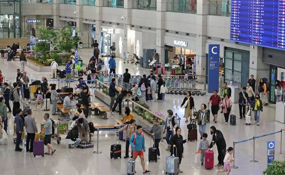 Travelers at Incheon International Airport's Terminal 1 on May 6 [NEWS1]