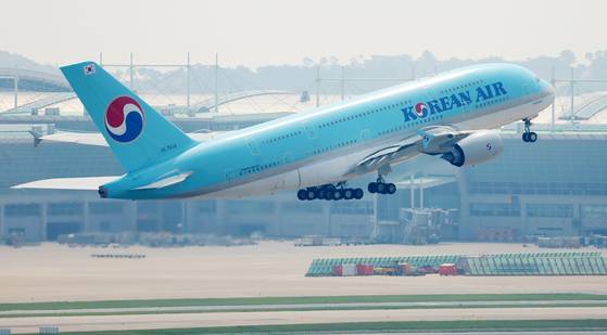 A Korean Air flight takes off at Incheon International Airport in Incheon on July 4, 2022. [YONHAP]