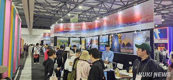 충남도가 일본 오사카에서 열리는 ‘2025 오사카 엑스포’ 기간 ‘케이(K)-관광페스타’에 참가해 관광 홍보 활동을 펼치고 있다.