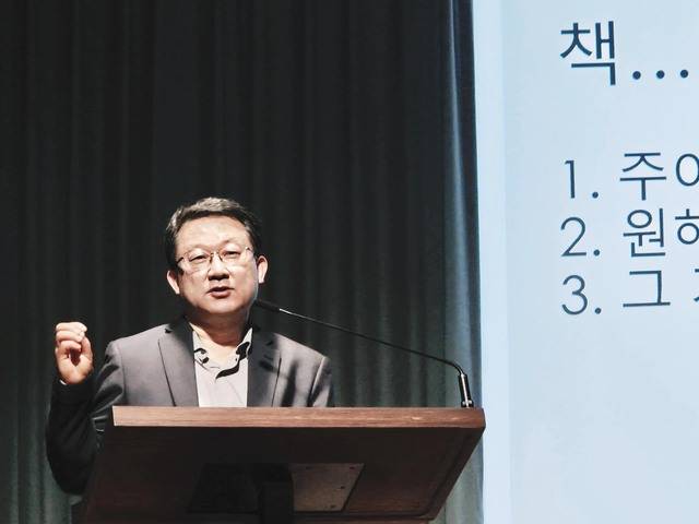 옥성득 미국 캘리포니아주립대(UCLA) 아시아언어문화학과 석좌교수가 지난 8일 서울 강남구 한 카페에서 열린 ‘한국교회 첫 사건들’ 북토크에서 발언하고 있다.