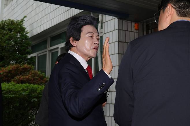 16일 경기도 의정부 가능동 의정부지방법원에서 사기와 정치자금법 위반, 준강제추행 등의 혐의를 받는 허경영 국가혁명당 명예대표가 구속 전 피의자심문에 앞서 취재진 질문에 답변하고 있다. 연합뉴스