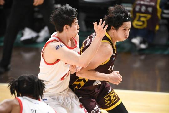 타마요 막아서는 김형빈. 사진[연합뉴스]