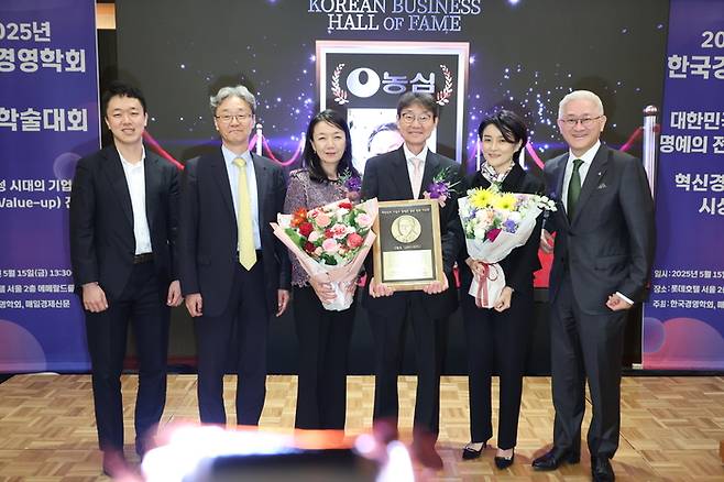 15일 한국경영학회가 선정한 2025 대한민국 기업가 부문 명예의 전당에 헌액된 고 신춘호 농심그룹 창업주의 가족이 기념사진을 찍고 있다. 오른쪽부터 신 창업주 사위인 서경배 아모레퍼시픽그룹 회장, 신윤경 아모레퍼시픽미술관 고문(서 회장 배우자), 신동원 농심 회장, 민선영 여사(신 회장 배우자), 신동윤 율촌화학 회장, 신상열 농심 미래사업실장. [한주형 기자]