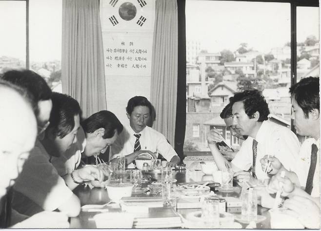 1982년 육개장 사발면 출시 당시 신춘호 농심그룹 회장이 임직원들과 사발면을 시식하며 회의를 하고 있다. [사진 = 농심그룹]