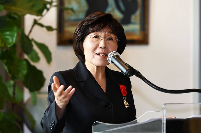 최정화 한국이미지커뮤니케이션연구원 이사장이 15일 서울 서대문구 주한프랑스 대사관에서 열린 수훈식에서 ‘레지옹 도뇌르 오피시에’ 훈장을 받은 뒤 인사말을 하고 있다. [이충우 기자]