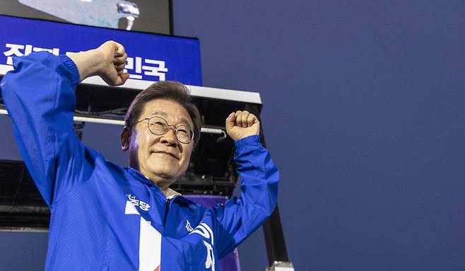 이재명 더불어민주당 대선후보가 지난 15일 전남 목포시 평화광장 원형상가 앞에서 열린 유세에서 연설을 마친 뒤 손을 들어 시민들에게 인사하고 있다. [사진 출처 =연합뉴스]