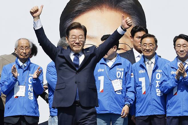 이재명 더불어민주당 이재명 대선 후보가 6·3 대통령선거 공식 선거운동 첫날인 지난 12일 ‘빛의 혁명’을 상징하는 공간인 서울 광화문 청계광장에서 첫 유세를 시작하며 두 팔을 번쩍 들고 있다. [공동취재]