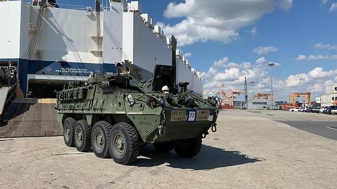 미8군 인력이 평택항에 도착한 제2스트라이커여단전투단(SBCT) 장비를 하역하고 있다. [매경DB]