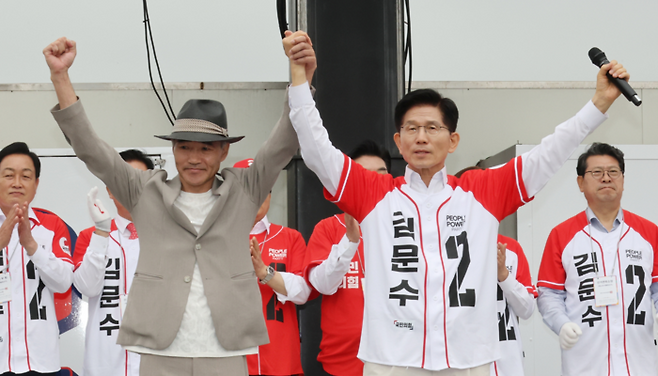 서해 피살 공무원 고 이대진 씨의 형 이래진 씨(왼쪽)가 16일 오전 경기도 수원시 팔달구 지동시장 유세에서 김문수 국민의힘 대선 후보에 대한 지지를 호소했다.  [사진출처=뉴스1]