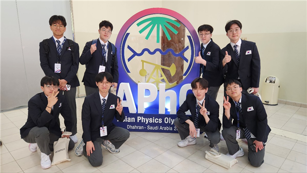 왼쪽부터 이연호(서울과고), 이혁준(서울과고), 채우현(경기과고), 장근영(서울과고), 아래 왼쪽부터 한지형(서울과고), 이권헌(서울과고), 최정민(경기과고), 이신혁(서울과고). [사진=과학기술정보통신부]