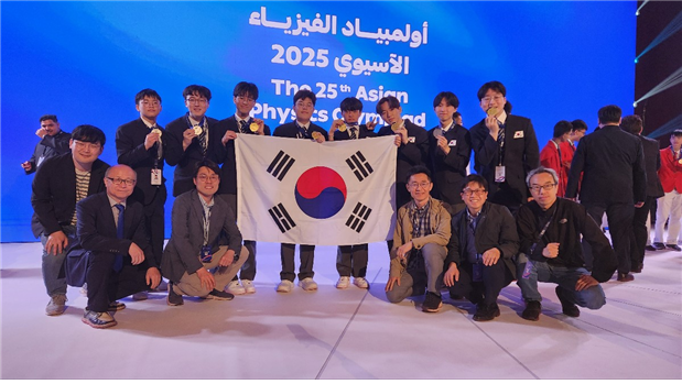 위 왼쪽부터 이신혁(서울과고), 채우현(경기과고), 이연호(서울과고), 이혁준(서울과고), 한지형(서울과고), 최정민(경기과고), 이권헌(서울과고), 장근영(서울과고), 아래 왼쪽부터 유석재(인하대), 이강영(경상국립대), 신용일(서울대), 김근영(광주과학기술원), 정광식(부산대), 김세권(한국과학기술원). [사진=과학기술정보통신부]