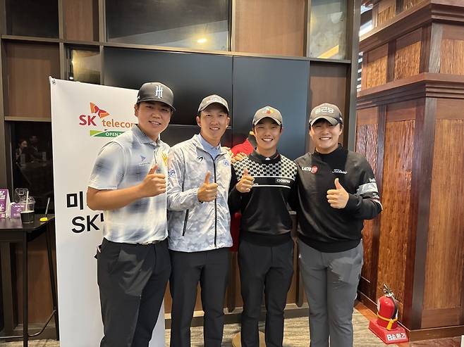 SK텔레콤 오픈 1라운드 경기가 지연된 뒤 클럽하우스에서 만나 이야기를 나누고 있던 장유빈과 김백준, 송민혁, 김민규(왼쪽부터)가 포즈를 취하고 있다. 임정우 기자
