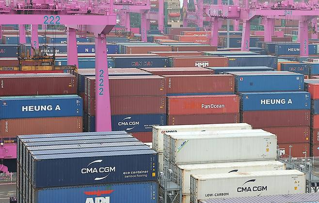 16일 인천시 연수구 인천신항에서 컨테이너 상·하역 작업이 이뤄지고 있다. 정부는 이날 발간한 ‘최근 경제동향(그린북)’ 5월호에서 내수 회복 지연과 미국의 관세 부과로 수출 둔화가 나타나며 우리 경제에 하방 압력이 지속되고 있다고 진단하고 경기 대응을 위해 13.8조 원 규모의 추경을 신속히 집행하겠다고 밝혔다. [사진 = 뉴스1]