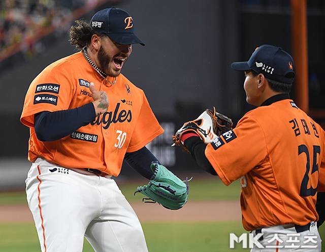 한화의 에이스 역할을 해내고 있는 폰세. 사진=천정환 기자
