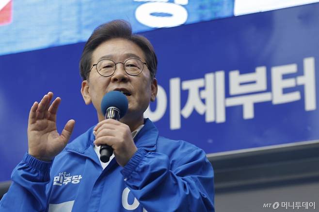 (순천=뉴스1) 안은나 기자 = 이재명 더불어민주당 대통령 후보가 '이순신 호국 벨트' 유세차 15일 오후 전남 순천시 연향동 패션의 거리를 찾아 지지를 호소하고 있다. 2025.5.15/뉴스1  Copyright (C) 뉴스1. All rights reserved. 무단 전재 및 재배포,  AI학습 이용 금지. /사진=(순천=뉴스1) 안은나 기자