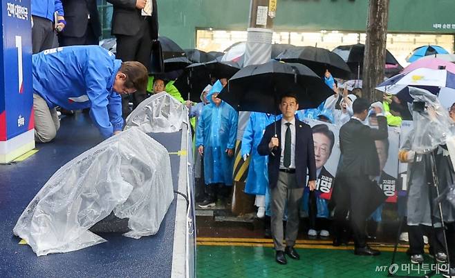 (순천=뉴스1) 안은나 기자 = 이재명 더불어민주당 대통령 후보가 '이순신 호국 벨트' 유세차 15일 오후 전남 순천시 연향동 패션의 거리를 찾아 연설을 마친 뒤 큰절하고 있다. 2025.5.15/뉴스1  Copyright (C) 뉴스1. All rights reserved. 무단 전재 및 재배포,  AI학습 이용 금지. /사진=(순천=뉴스1) 안은나 기자