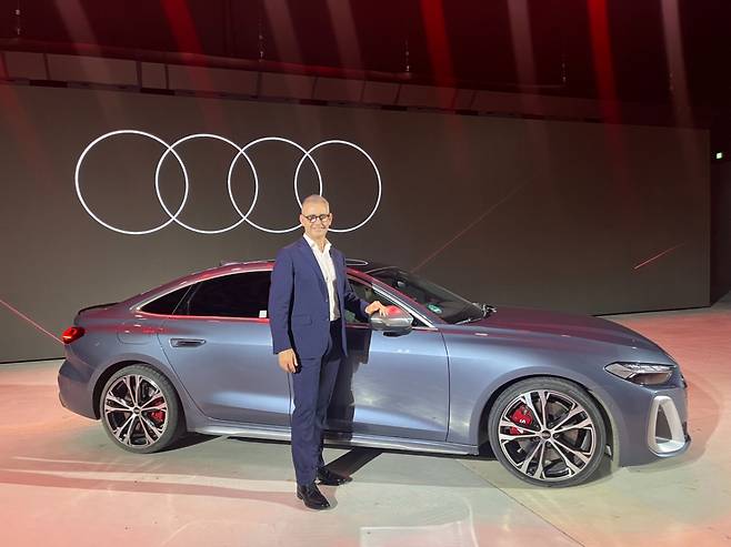 스티브 클로티 아우디코리아 사장이 신형 S5 앞에 서서 기념사진을 촬영하고 있다./사진= 임찬영 기자